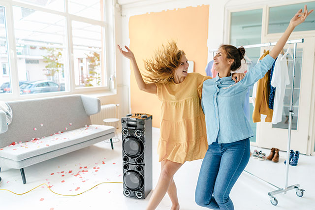 Lautsprecher für Musikfans: Frauen tanzen