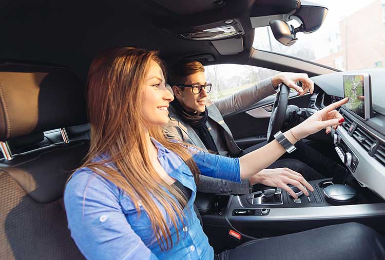 Paar benutzt Navigationsgerät im Auto