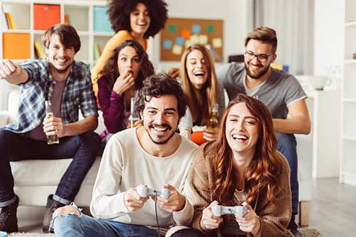 Game-controller: Freunde haben Spaß beim Gaming