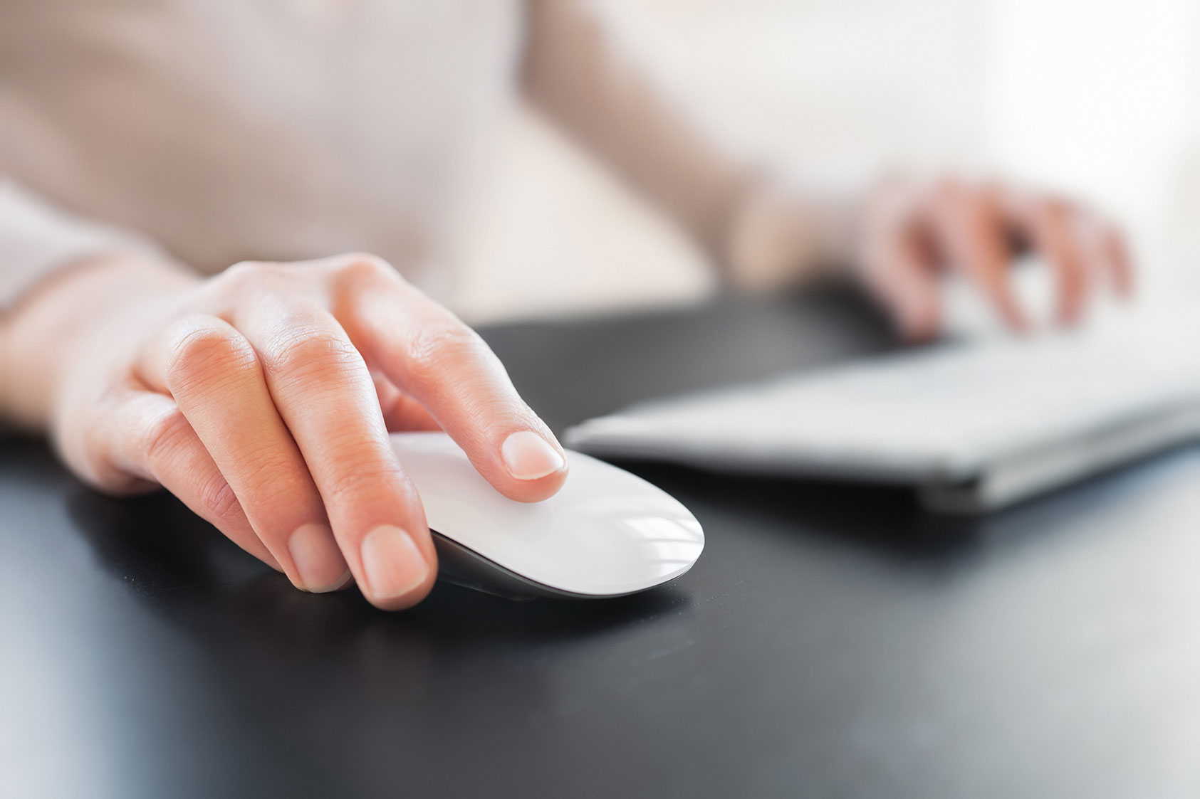Nahaufnahme von einer weblichen Hand auf PC-Maus