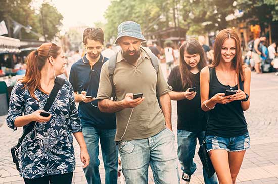 Menschen mit Handys auf der Straße