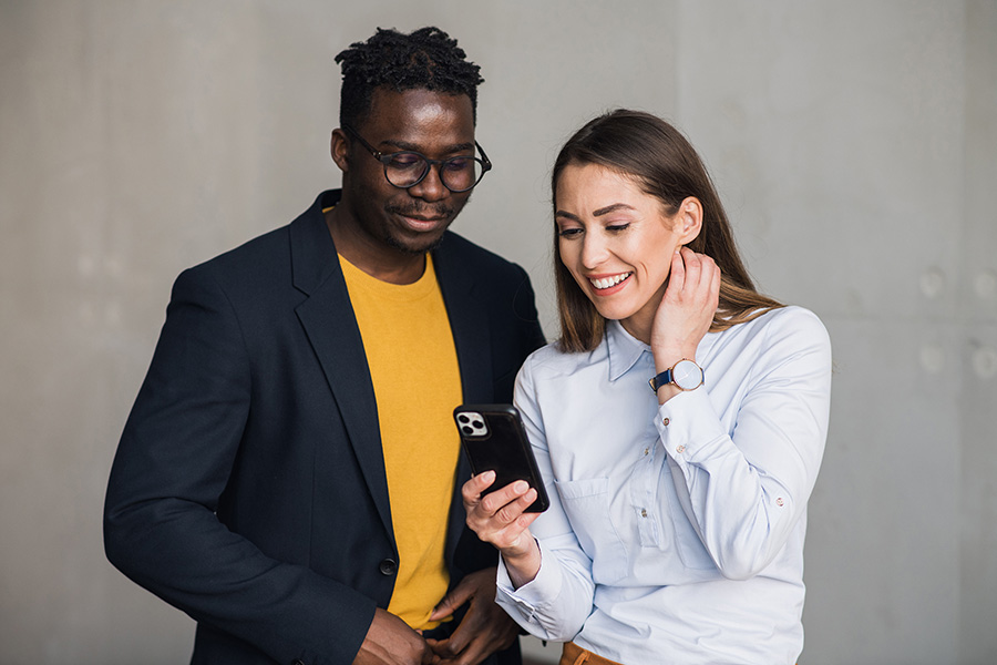 Mann und Frau schauen auf ein iPhone