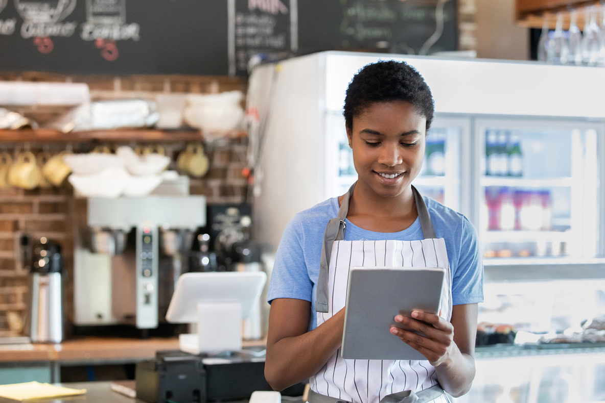 bedienung-im-cafe-mit-tablet-gettyimages-1296951671.jpg