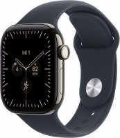 Apple Watch Series 12 (42mm) GPS+5G Smartwatch Titan mit Sportarmband M/L natur/navyblau
